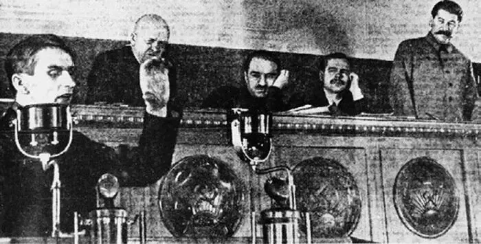 Лысенко на трибуне громит классового врага в науке В президиуме слева - фото 60