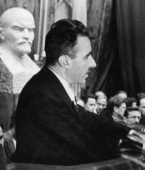 Исаак Израилевич Презент В своем рабочем кабинете конец 1930х На опытной - фото 62