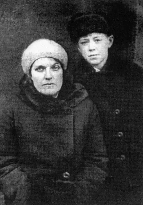 Елена Барулина с сыном Юрой 1941 год Телеграмма старшего сына НИВавилова - фото 69