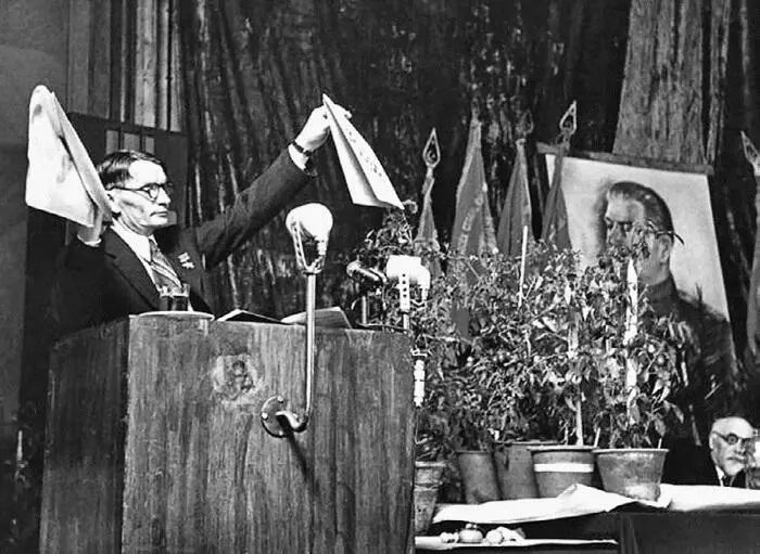 Лысенко выступает на Августовской сессии ВАСХНИЛ 1948 год Сергей Иванович - фото 71