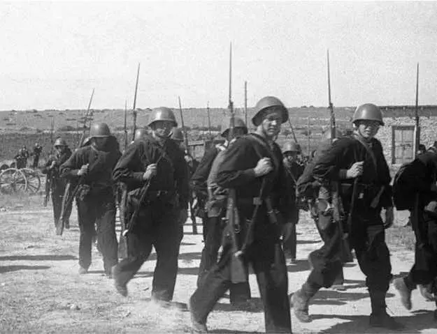 Советские моряки идут на помощь защитникам Севастополя 9 ноября 1941 года - фото 5