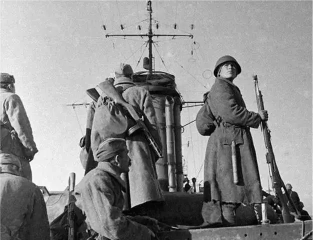 Бойцы направляющиеся на помощь защитникам Севастополя Атаки врага - фото 15