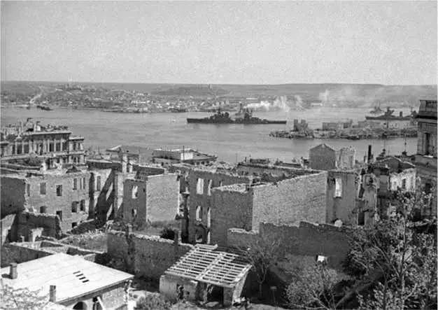 Разрушенные дома в районе Северной бухты и Павловского мыса 30 декабря 1941 - фото 17