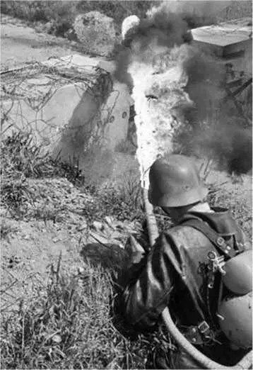 Немецкий солдатогнеметчик 14 января 1942 года В газете Правда - фото 18