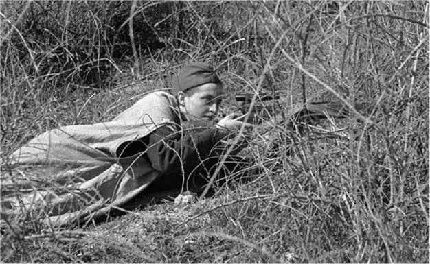 Снайпер Людмила Павлюченко в дни обороны Севастополя 29 января 1942 года За - фото 19