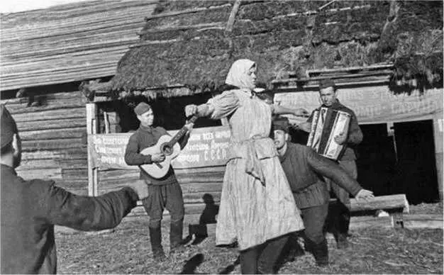В минуты отдыха 10 марта 1942 года В эти дни корреспондент Красной звезды - фото 21