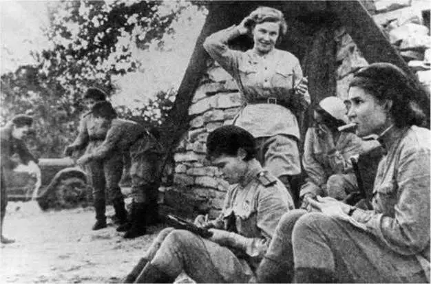 Девушкибойцы у землянки в перерыве между боями 8 апреля 1944 года началась - фото 37