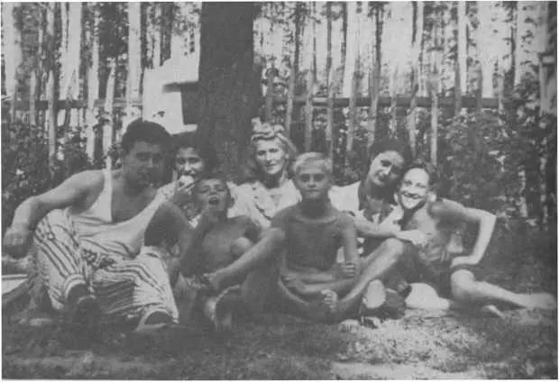На даче в Валентиновке 1951 С друзьями на ВДНХ 1954 С Изой Высоцкой 1957 - фото 5