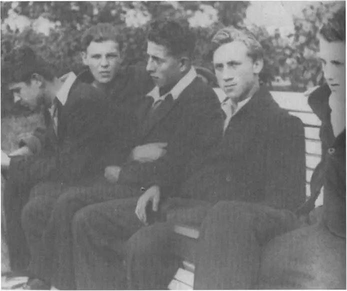 С друзьями на ВДНХ 1954 С Изой Высоцкой 1957 Галилео Жизнь Галилея Б - фото 6