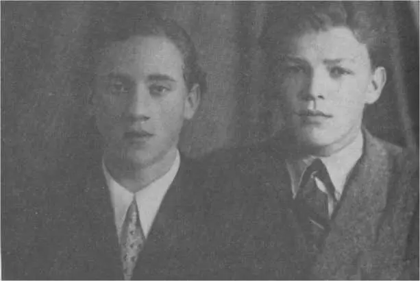 С Владимиром Акимовым 1954 С художником Михаилом Шемякиным На прииске В - фото 30