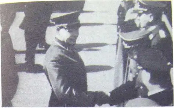 Военный парад в Москве 1 мая 1941 года Маршал С К Тимошенко здоровается с - фото 3
