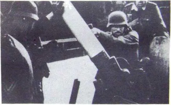 На рассвете 22 июня 1941 года Фашисты ломают наш пограничный шлагбаум Первые - фото 4