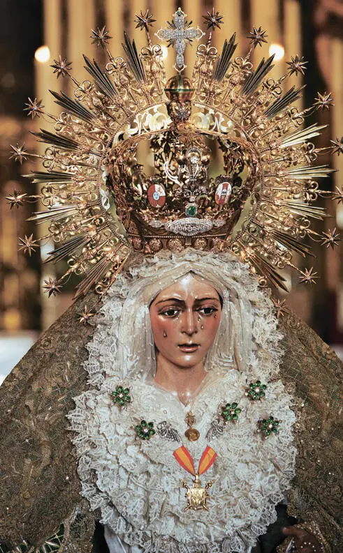 68 На лике Девы Марии застыли стеклянные слезы Изпод изящной кружевной - фото 70