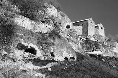 Рис 26 Крепость ЧуфутКале г Бахчисарая В связи со сказанным необходимо - фото 34