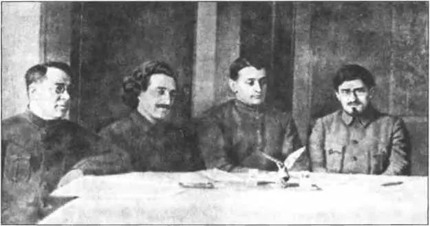Реввоенсовет Кавказского фронта Слева направо С И Гусев Г К Орджоникидзе - фото 9