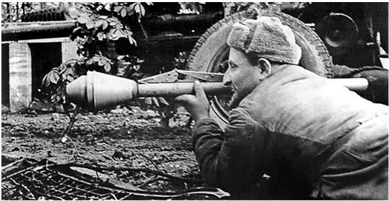 Советский солдат с фаустпатроном Гранатометы часто становились трофеем Красной - фото 4