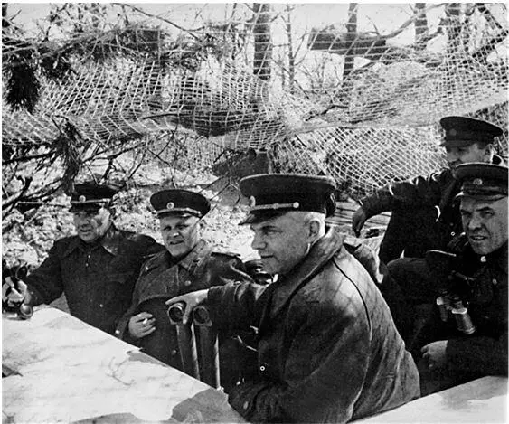 Командный пункт перед Зееловскими высотами Апрель 1945 г Слева направо - фото 27