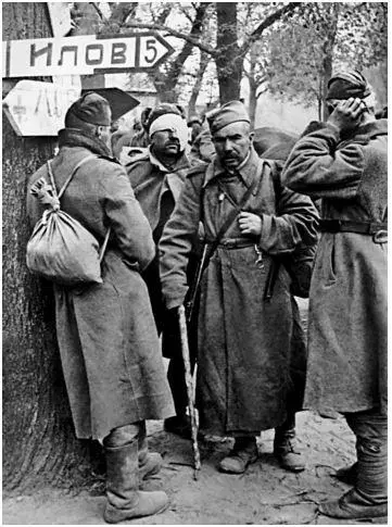 Легкораненые в ожидании эвакуации Апрель 1945 г Таким образом вводом в бой - фото 35