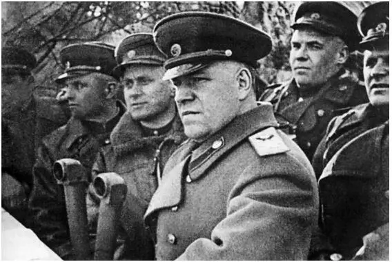 Командующий 1м Белорусским фронтом ГК Жуков на командном пункте перед - фото 40