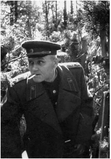 Командующий 1м Украинским фронтом ИС Конев Апрель 1945 г Сдержать силами - фото 44