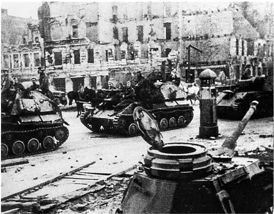 САУ СУ76 идут мимо брошенного PzIV из танковой роты Берлин на - фото 60