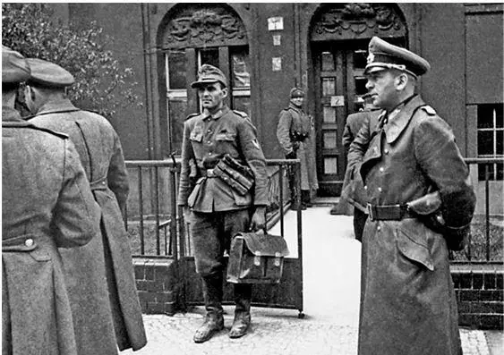 Генерал Кребс ожидает ответа 1 мая 1945 г Через несколько часов он пустит - фото 76