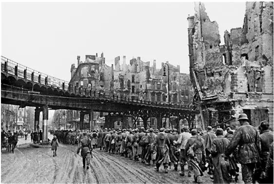 Колонна пленных направляется на сборный пункт Берлин 3 мая 1945 г Еще одним - фото 81