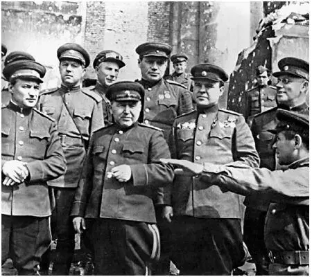 На ступенях Рейхстага Слева направо член Военного совета 3й ударной армии - фото 94