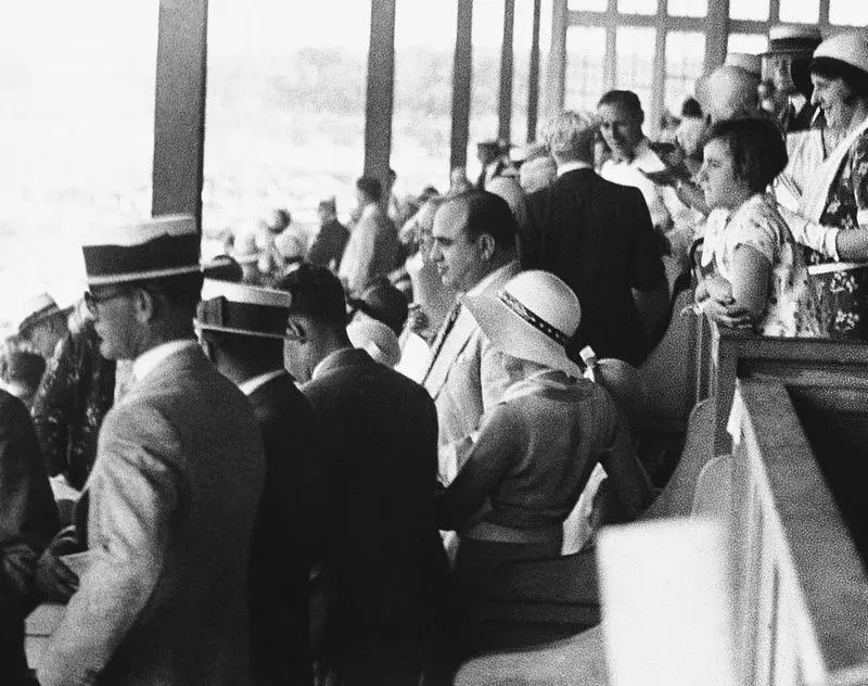 Аль Капоне на скачках в Ливенворте во время перерыва Чикаго 20 июня 1931 - фото 6