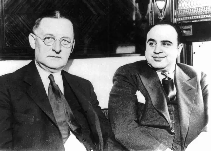 Аль Капоне вместе с маршалом США В Лаубенхаймером в Атланте 5 мая 1932 Это - фото 16