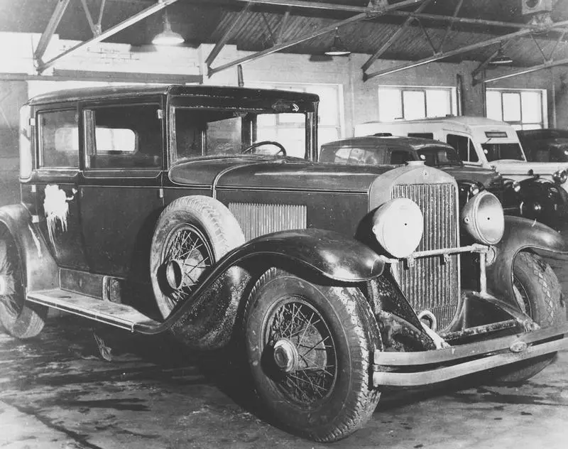 Cadillac 1928 года ранее принадлежавший Аль Капоне демонстрируется в гараже в - фото 23