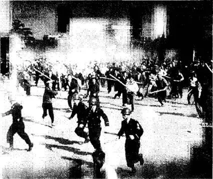 Токийский парк Хибия 1 мая 1952 г Полиция бежит от разъяренных демонстрантов - фото 90