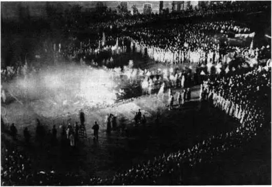 Публичмос сожжение книг на одной из площадей Берлина Германия 1933 г РГАКФД - фото 101