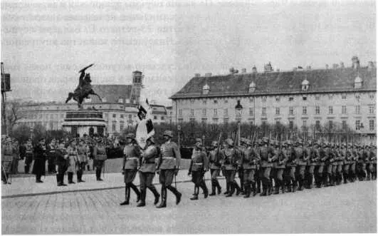 Немецкие солдаты маршируют в Вене перед Г Герингом 1938 г РГАКФД самого - фото 104