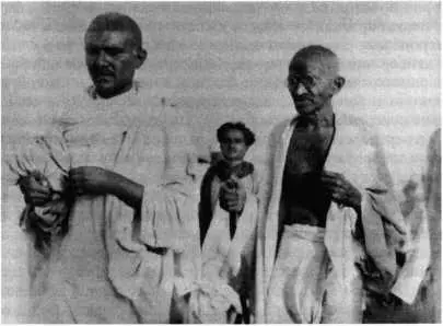 М Ганди со своим помощником Катари Индия 1930 г РГАКФД оно не было - фото 147