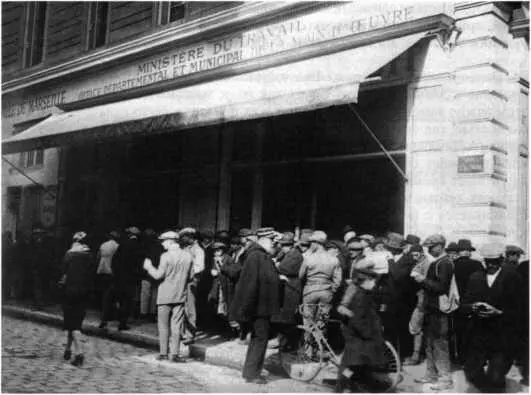 Очередь безработных у биржи труда в Марселе 1930с годы РГАКФД ская борьба - фото 18