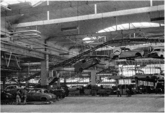 Сборочный цех завода КепаиЙ Г ФленсюрСсн Франция 1954 г РГАКФД ста - фото 21