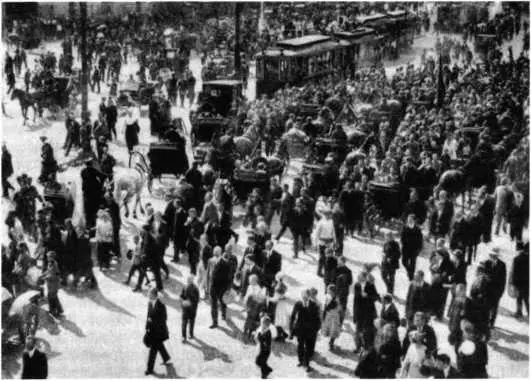 Улица в Петрограде 1917 г РГАКФД страны таких как Финикс Хьюстон Даллас - фото 24
