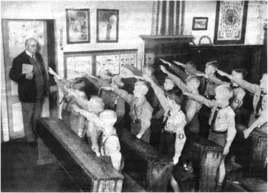 Школьники встречают учителя Германия 1930е годы РГАКФД с - фото 26