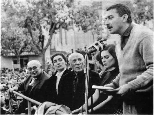 Празднование 80летия П Пикассо в г Валлорисе Франция слева направо - фото 55