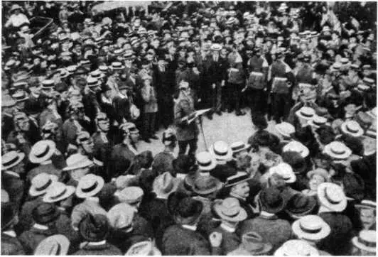 Толпа в Берлине слушает приказ кайзера о всеобщей мобилизации 1914 г РГАКФД - фото 63