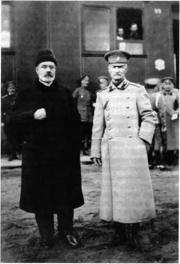 Военный и морской министр АИ Гучков и генерал А А Брусилов 1917 г РГАКФД - фото 75