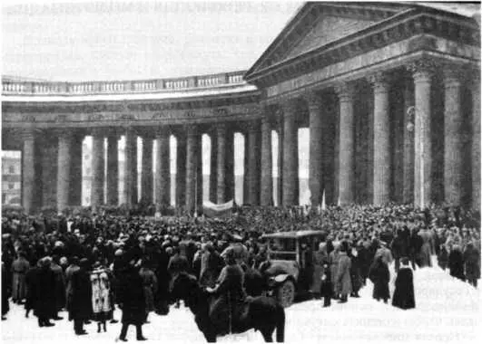 Толпа перед Казанским собором Петроград 1917 г РГАКФД 25 февраля - фото 87
