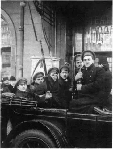 Боевой отряд студентов на авто возле гостиницы Метрополь Москва 1917 г - фото 89