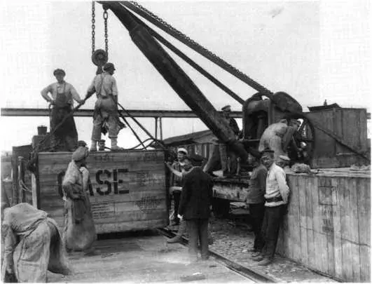 Разгрузка прибывших американских тракторов 19251929 гг РГАКФД - фото 95