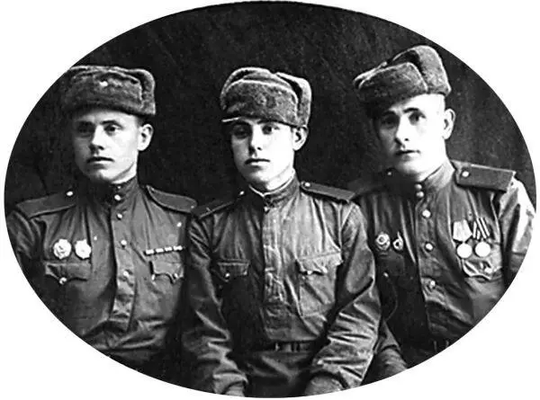 С боевыми товарищами Прожили эти три года как на каторге другого слова я не - фото 27