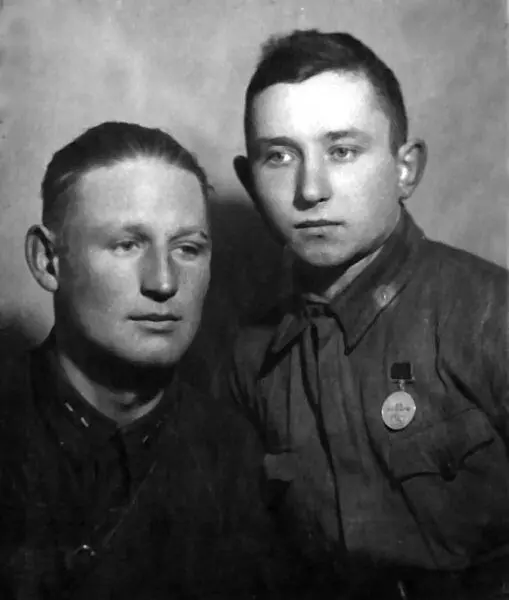 Гузанов ГИ со своим боевым другом 25021943 г Потом нас сменили Пришла - фото 32