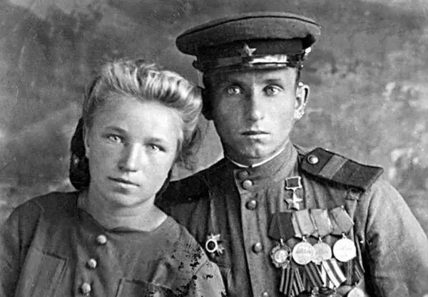 Гузанов ГИ с сестрой 30 августа 1946 г Когда Вам вручили Героя Уже после - фото 35