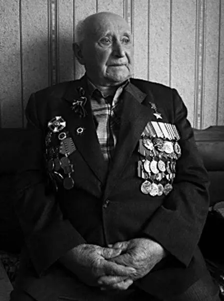Геннадий Иванович Гузанов 2015 год Мы охраняли большой авиационный завод в - фото 36