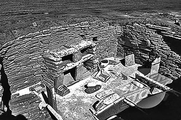 b Рис 112 Skara Brae Шотландия 2200 ВС a Остатки древнего поселения - фото 22